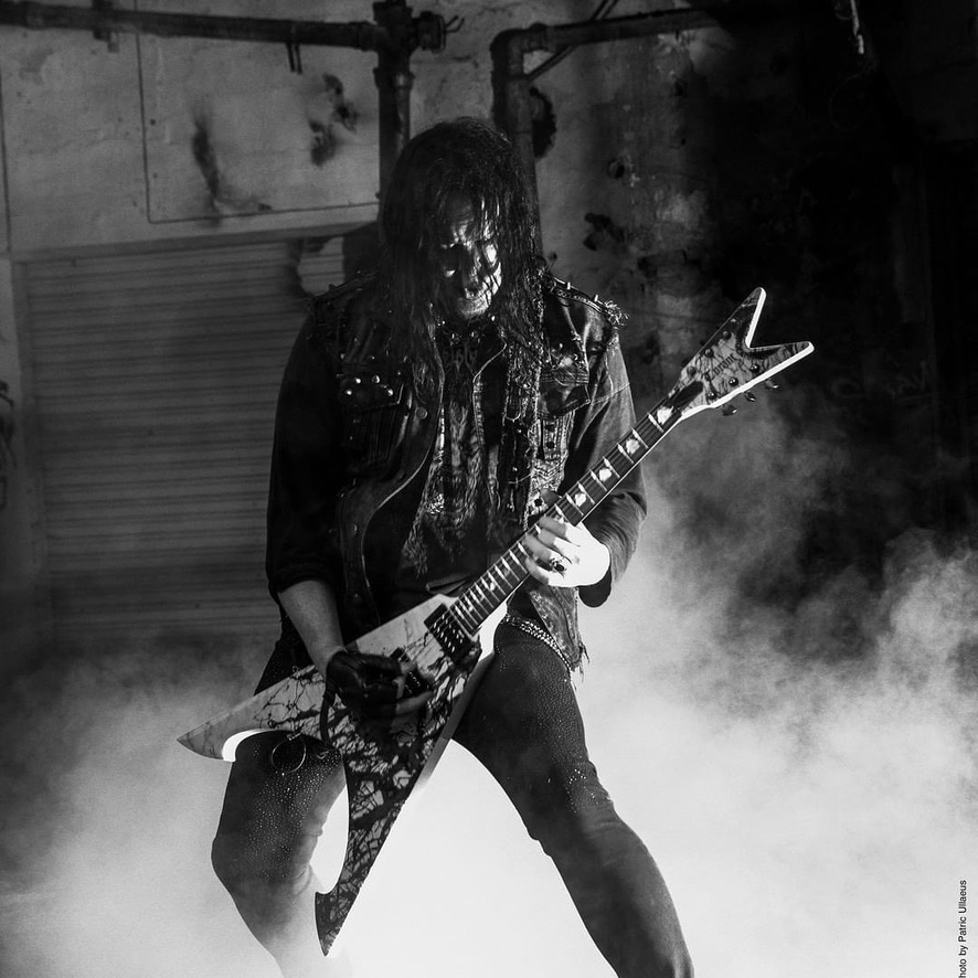 Michael Amott behind the scenes